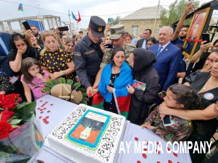 Şəhidimizin anım tədbirində qandonduran mənzərə: Çarəsiz ananın fonunda gülümsəyən icra başçısı...