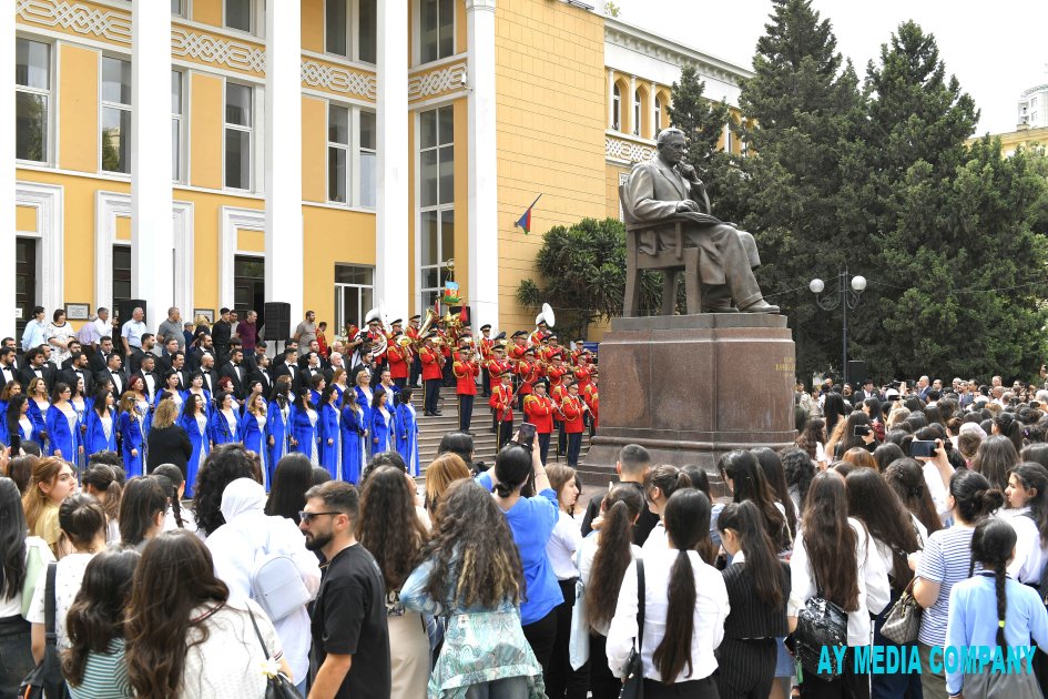 Bakı Musiqi Akademiyasının qarşısında Milli Musiqi Günü münasibətilə tədbir keçirilib