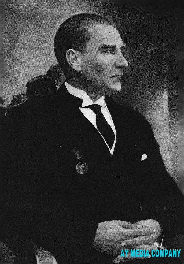 Mustafa Kamal Atatürk  Türkiyə Cümhuriyyətinin banisi və qurucusu